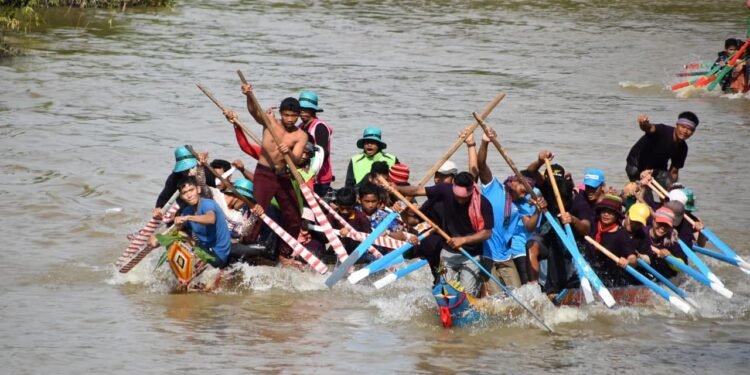ពិធីបុណ្យអុំទូកនៅស្ទឹងស្ទោង