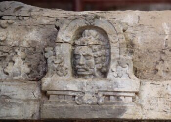 ហេតុអ្វីមានចម្លាក់រូបជនបរទេសនៅសំបូរព្រៃគុក?