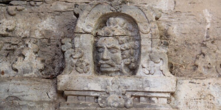 ហេតុអ្វីមានចម្លាក់រូបជនបរទេសនៅសំបូរព្រៃគុក?