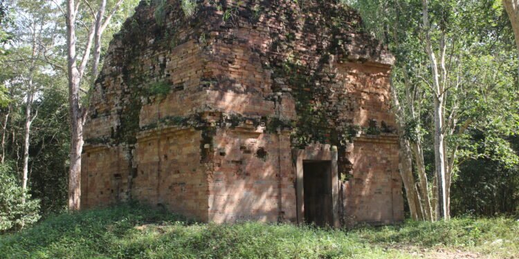 ប្រាសាទដងវែក (ស្ថាបត្យកម្មចំណាស់ជាងគេនៅសំបូរព្រៃគុក?)